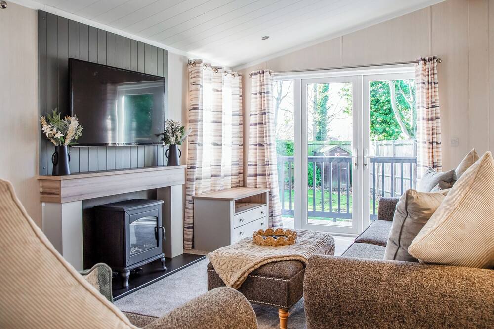 Hoddesdon Ski Chalet | 3 bedroom accommodation in Hoddesdon
