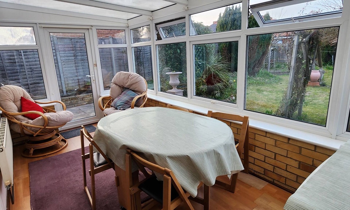 Luton House | 3 Bedroom Bungalow with Parking, Garden, WIFI, Netflix, Sleeps upto 7