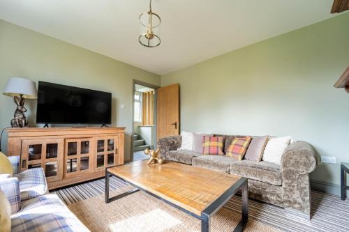 Harlow House | 3-Bedroom Cottage with Parking Sleeps 6