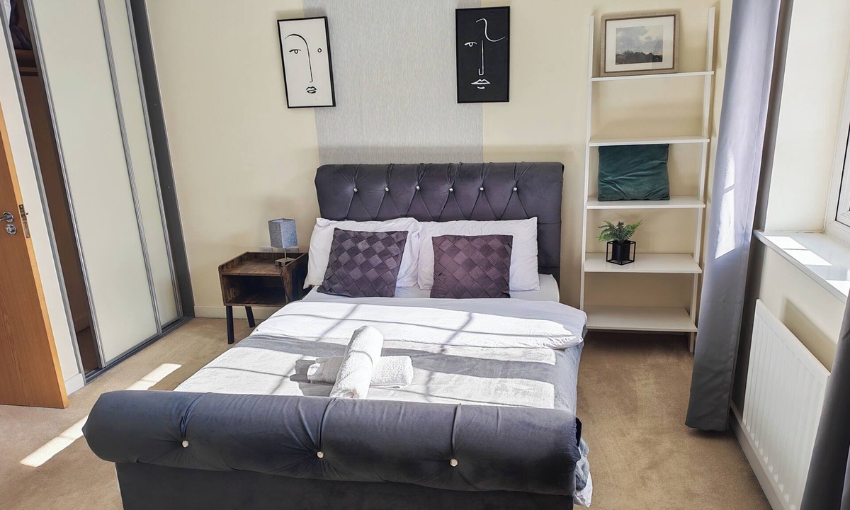 Willesborough House | 3 Bedroom House Sleeps 7 - Pets Ok - Free Parking