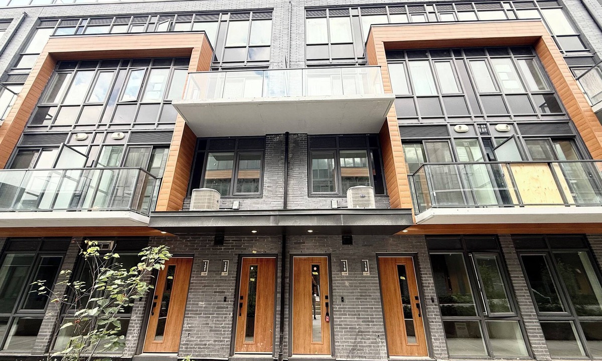Toronto House | 3-bedroom townhome in nice, quiet Toronto area, also with AC,stairs and bike!