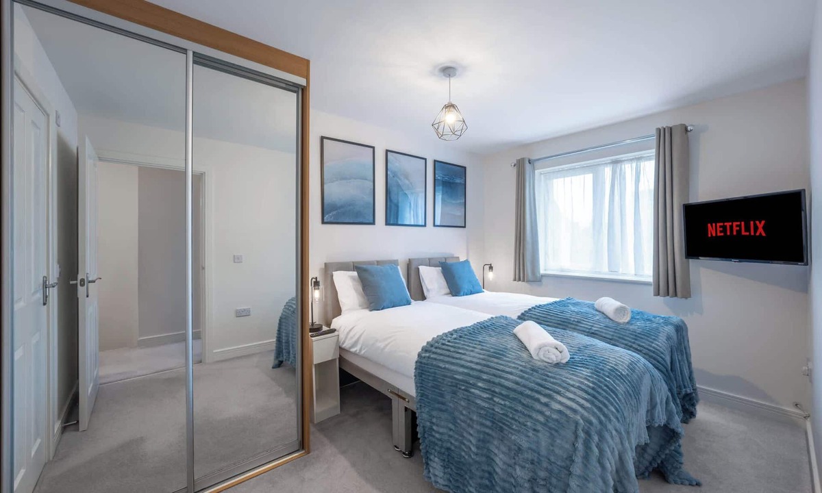 Stevenage House | 3 BR House | Driveway Parking | Modern Comfort