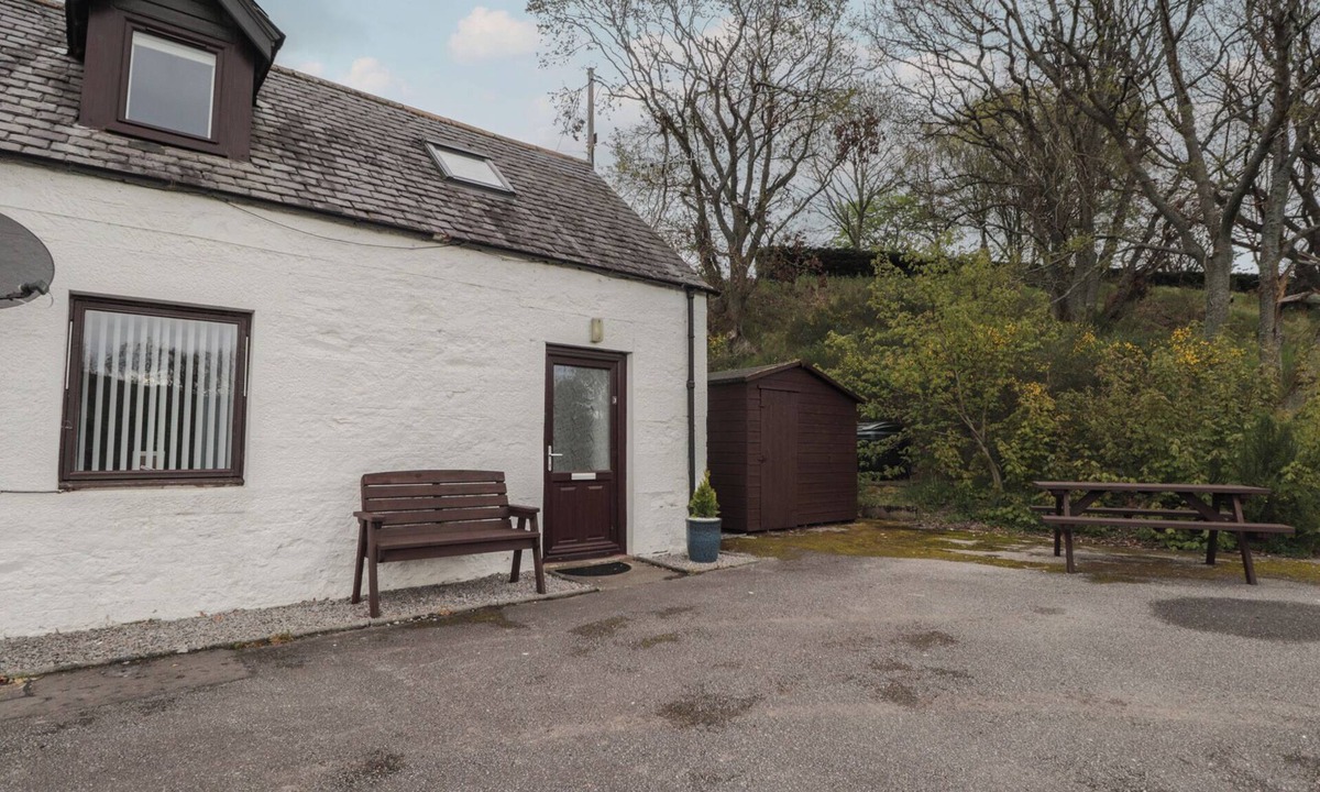 Contin Cottage | 3 BRUAICH COTTAGES, romantic, with open fire in Strathpeffer