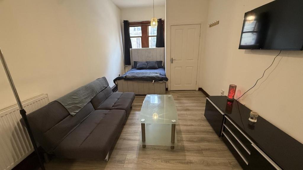 Glasgow Apartment | 3 Person 10-Minute City Escape Apartment near Hampden Park Stadium