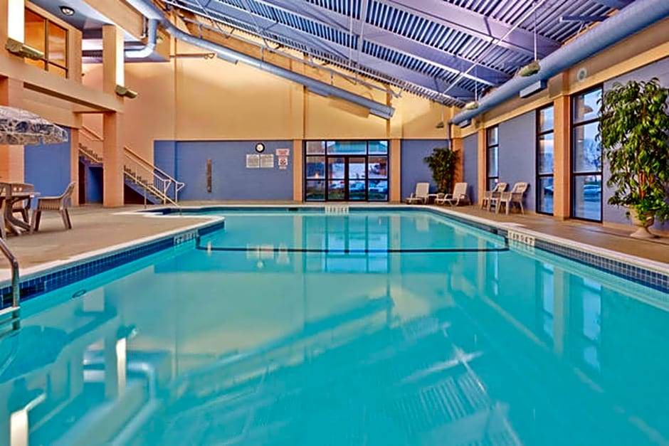 Sheridan Hotel | 3-Star Hotel ∙ Holiday Inn Express & Suites Mississauga-Toronto Southwest, an IHG Hotel