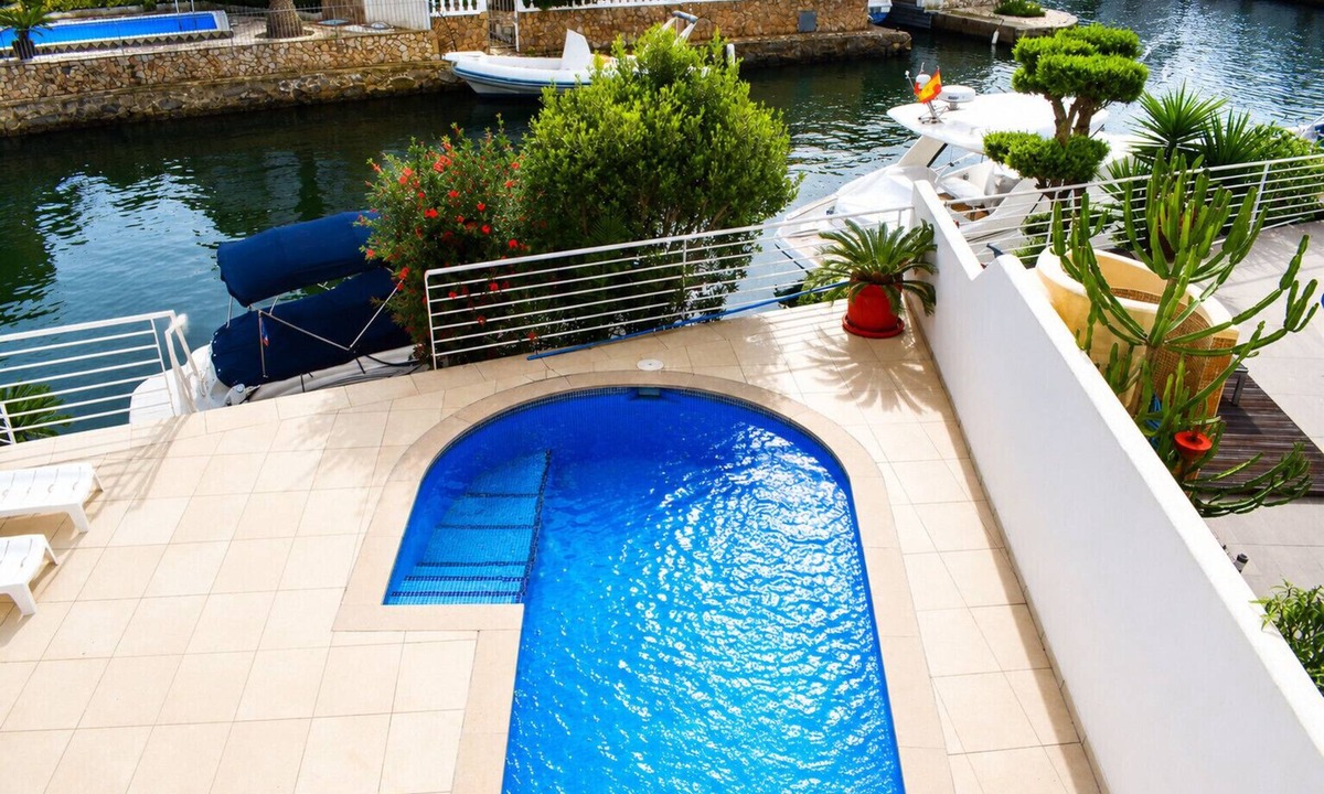 Empuriabrava Ski Chalet | 306-Magnificent modern house with pool private and mooring
