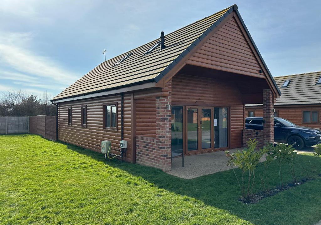 Fitling House | 32 Cherry-Lodge-Tranquil-Hot Tub-Fishing Lake-7m to beach