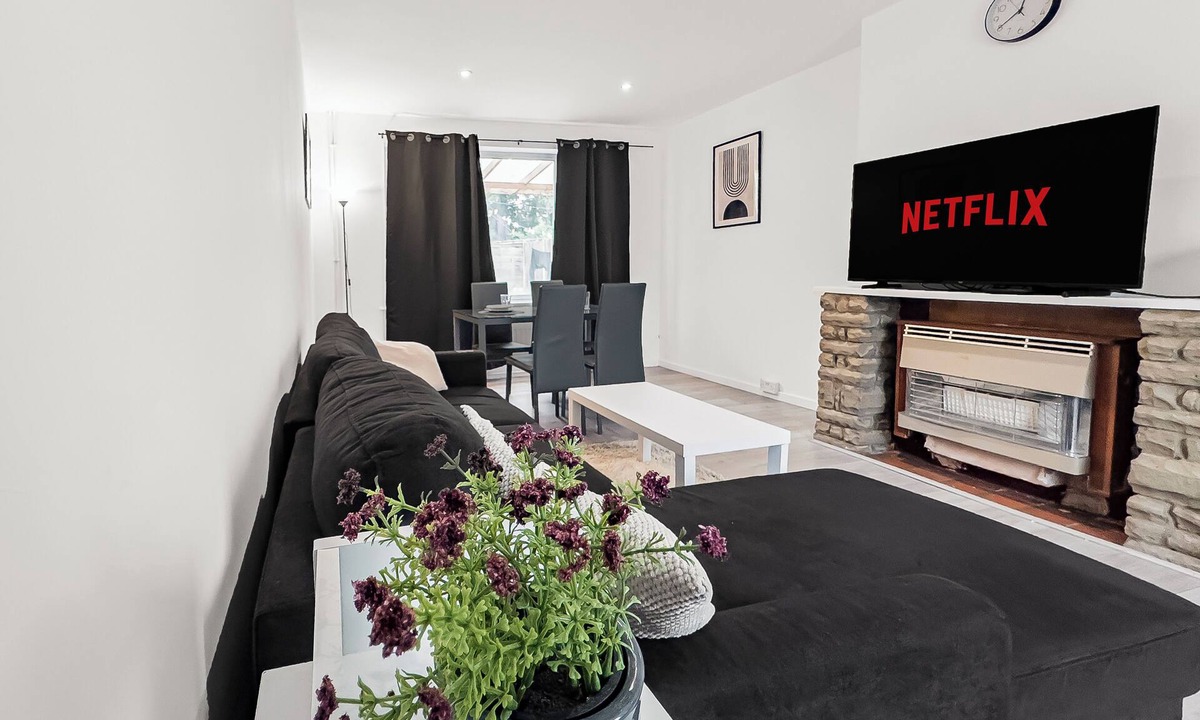 Abbey Wood House | 3bed House Abbey wood/Sleeps 8/Elizabeth Line/Free parking/pet friendly