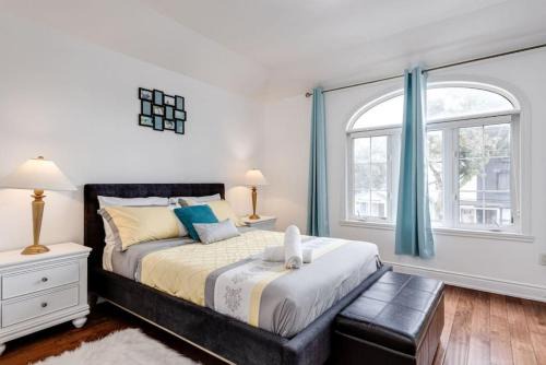 Woodbine Heights House | 3BR Casa close to Woodbine Beach with deck area and WFH