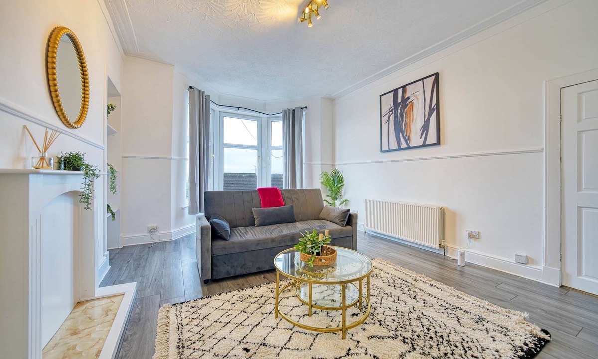 North West Apartment | 3BR Flat Near Maryhill Park & West End Parking