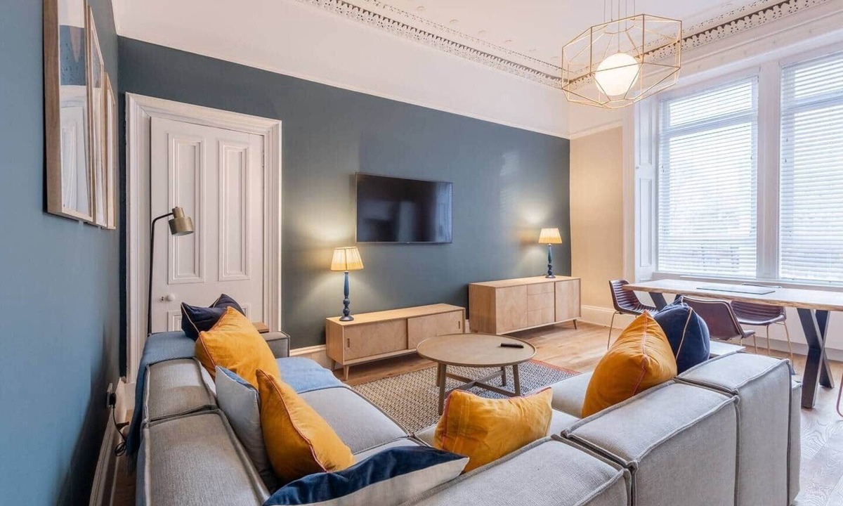 North West Apartment | 3BR Gem West End Walk to Glasgow Uni Parking