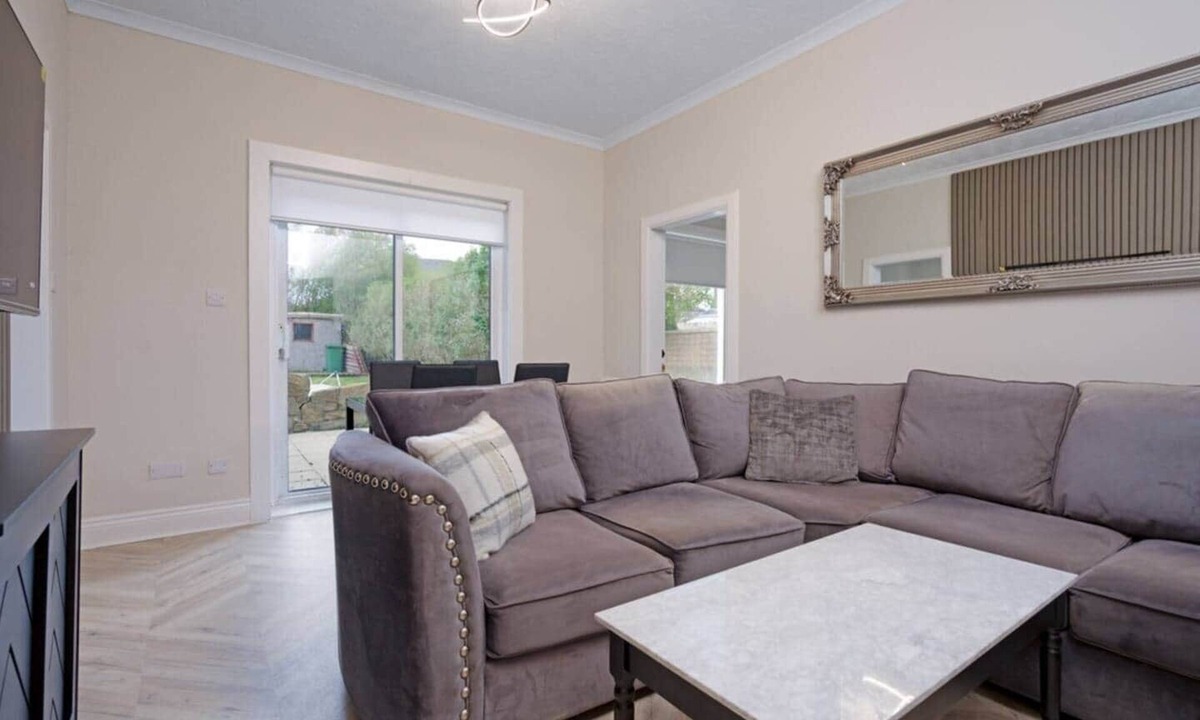 Hillington House | 3BR Home · Sleeps 6 · Near Airport · Parking