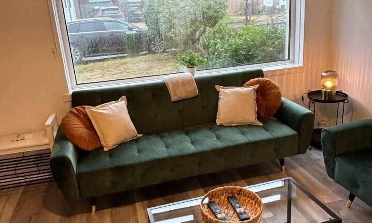 Newton Mearns Apartment | 3BR Home Sleeps 10 Private Drive Near Park