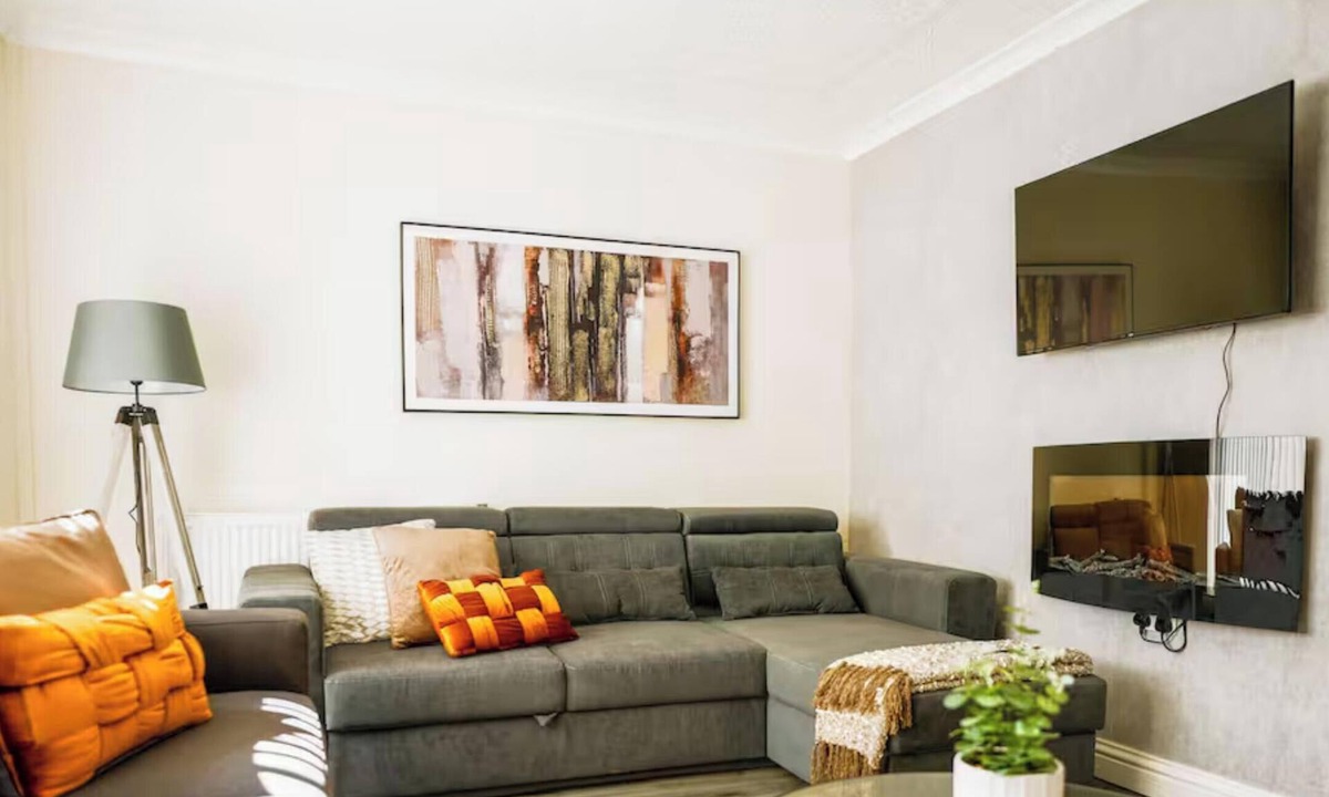 Wishaw House | 3BR House By Caledonia Luxe Stays Wishaw | Sleeps7