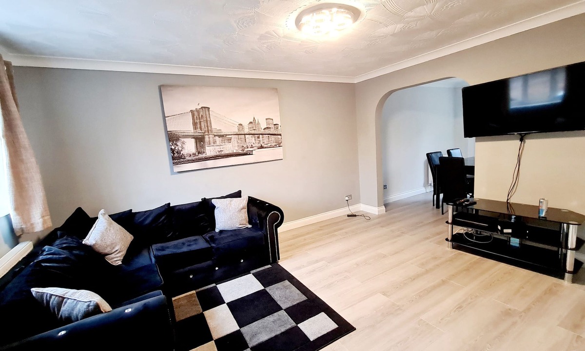 Docklands House | 3BR House Near London Excel, Sleeps 6. Fast Wifi Great Location. Ideal 4 Groups