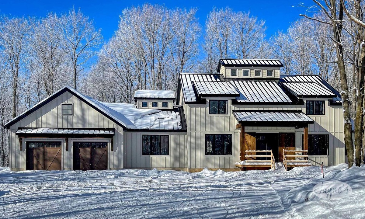 Glen Huron Ski Chalet | 4 bed 3 bath home Minutes to Blue Mountain! 25 acres! Privacy!