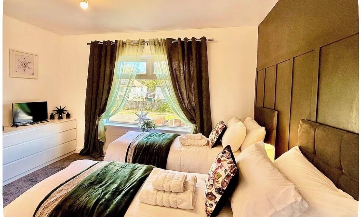 Scunthorpe House | 4 Bed Contractor Base Ideal for Business or Leisure Stays