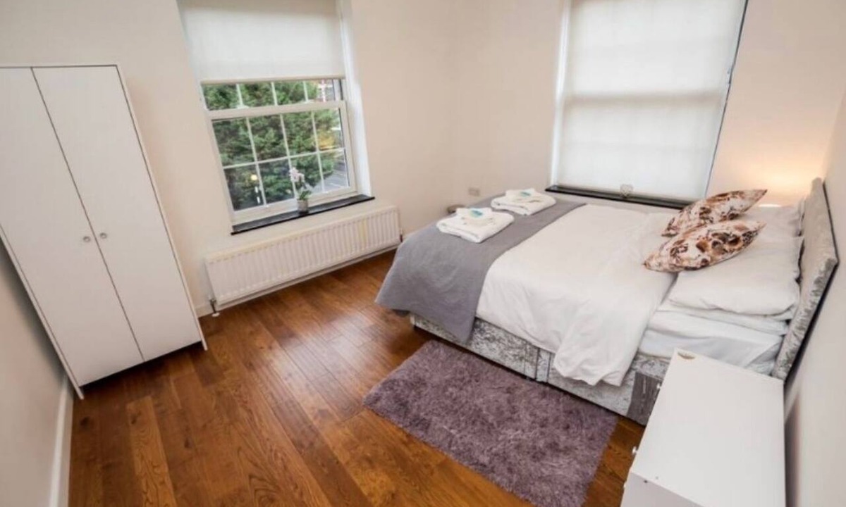 Elephant and Castle Apartment | 4 Bed Flat - Sleeps 10 - Pets - Parking