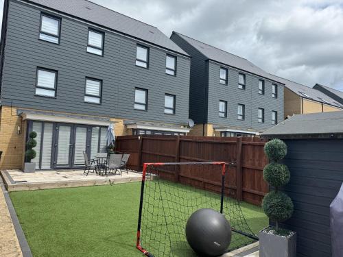 Milton Keynes House | 4 Bed House - Sleeps 8 - HotTub - Garden - Parking