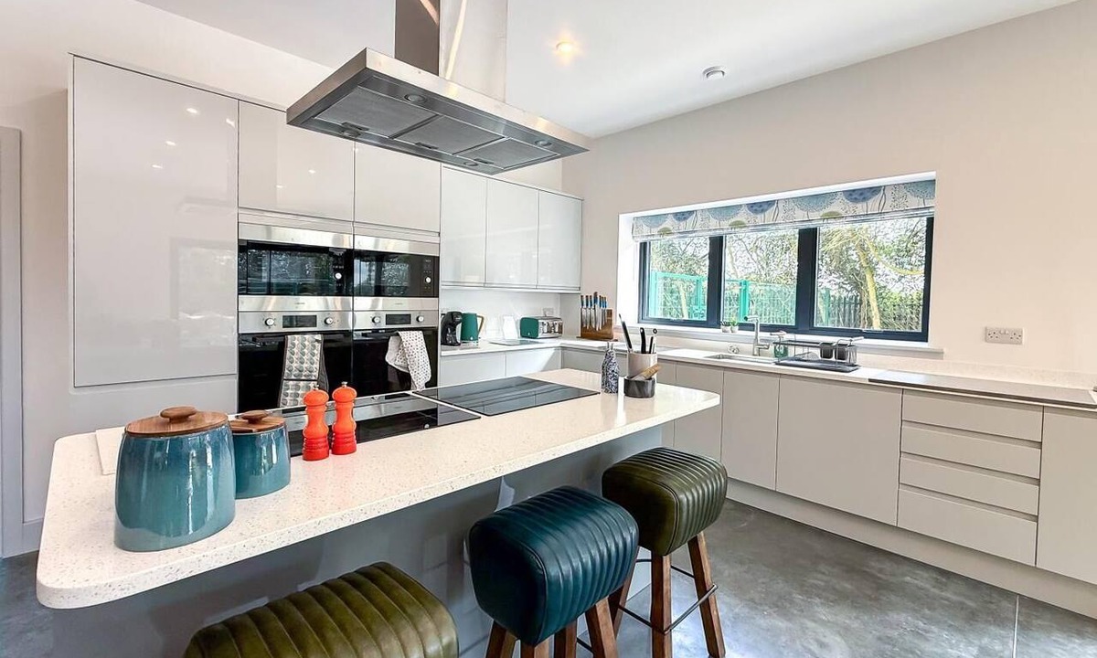 Acton House | 4 Bed in Acton (oc-k40259)