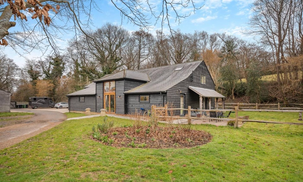 Ewhurst Green Cottage | 4 Bed in Ewhurst Green (oc-w31032)