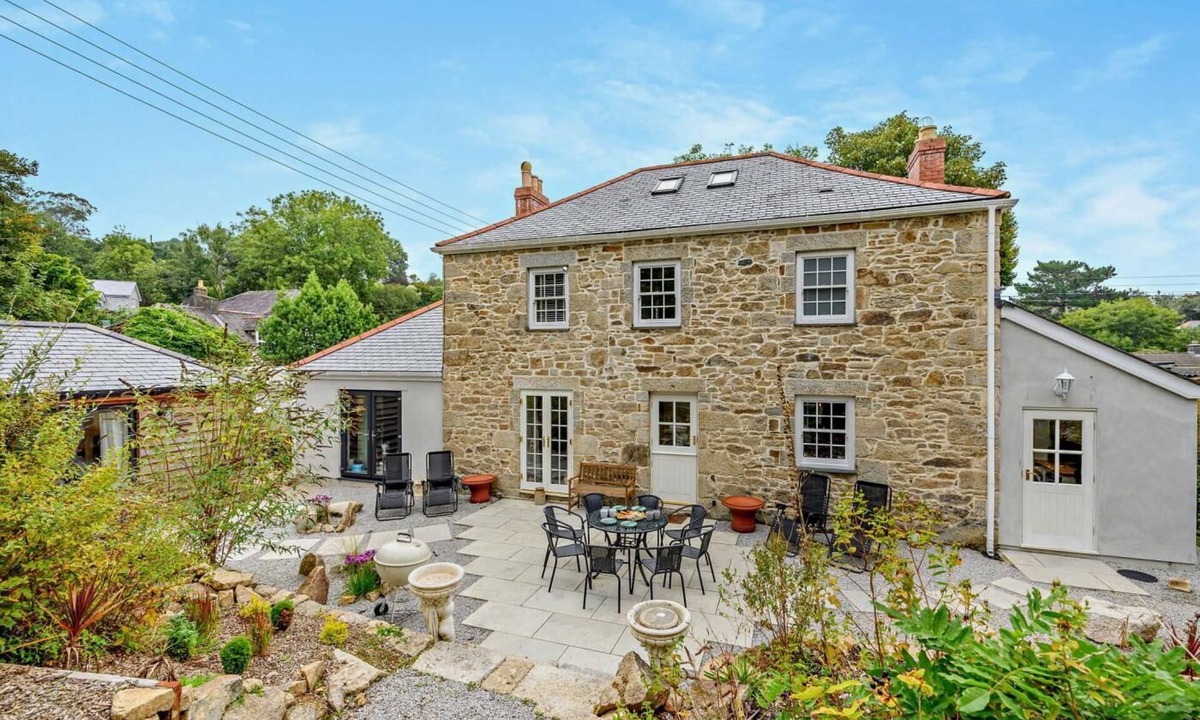 Mabe Cottage | 4 Bed in Penryn (oc-c27969)