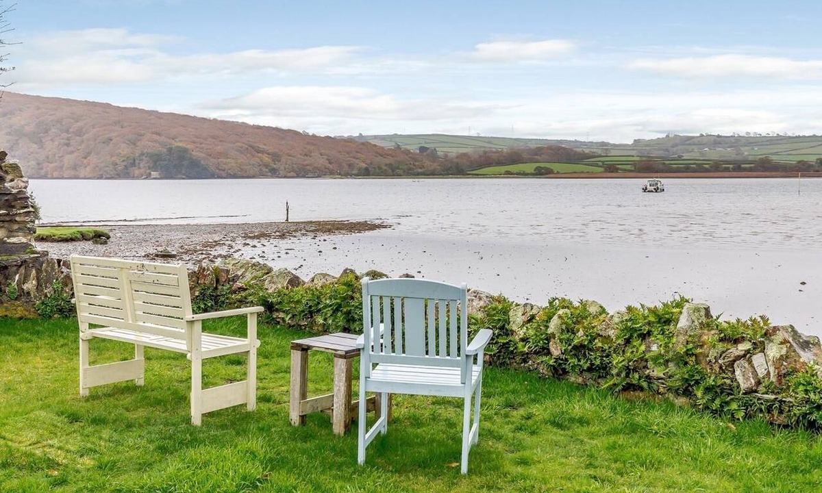 Bere Ferrers Cottage | 4 Bed in Yelverton (oc-rtide)
