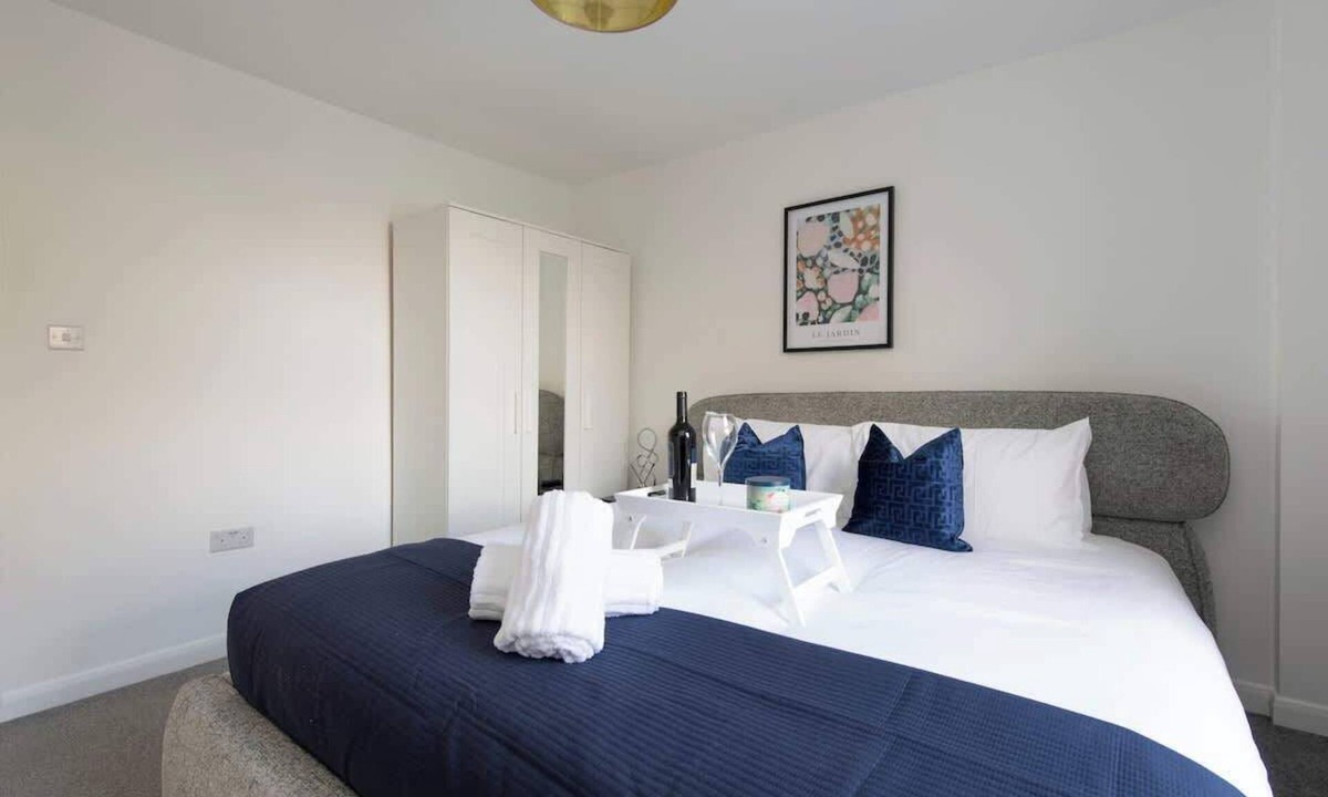 Maidstone House | 4-Bed Maidstone House Sleeps 8 | Near East Station