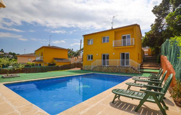 Macanet de la Selva House | 4 bedroom accommodation in Macanet Selva