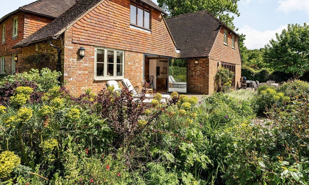Rye Cottage | 4 bedroom accommodation in Peasmarsh