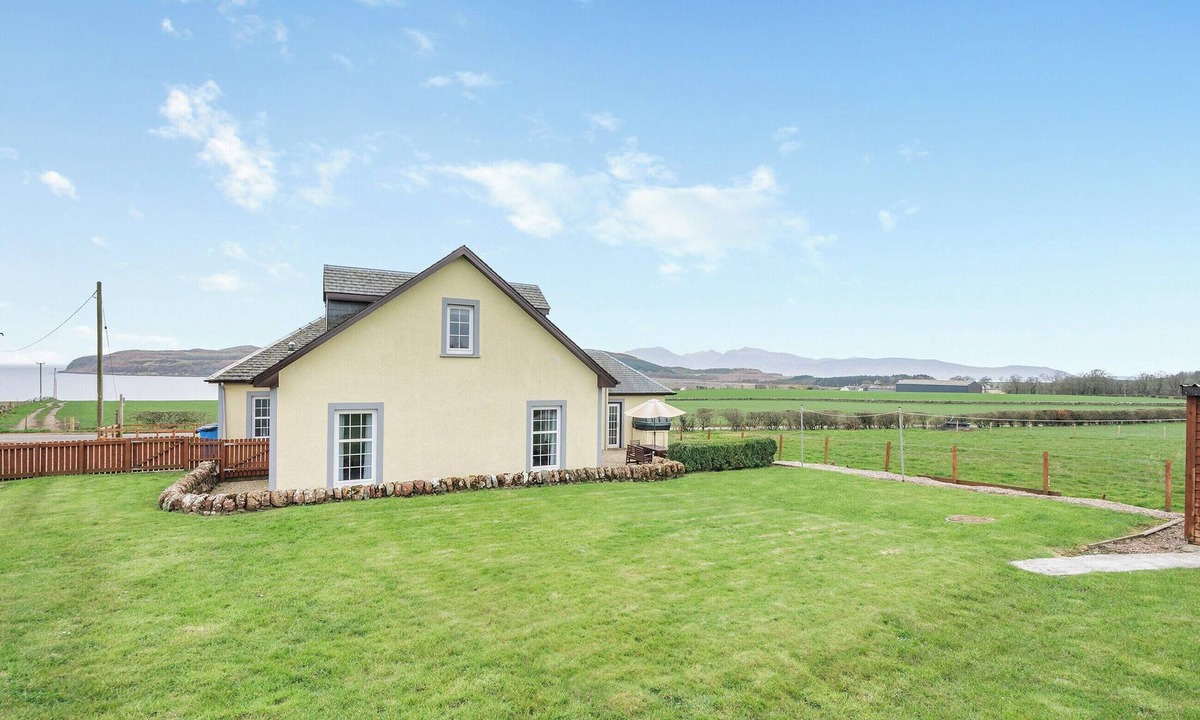 The Cumbraes Cottage | 4 bedroom accommodation in Kingarth