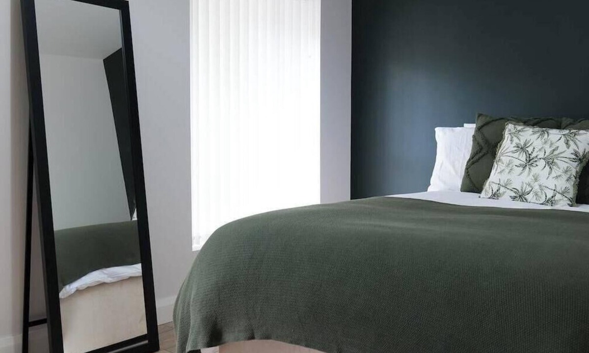 Londonderry House | 4 Bedroom Derry City Centre House I Free Parking