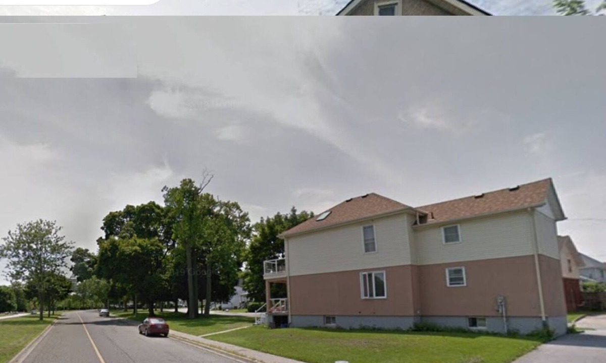 Niagara Falls House | 4 Bedroom Home Walking Distance of Falls - Free Breakfast Delivered Daily