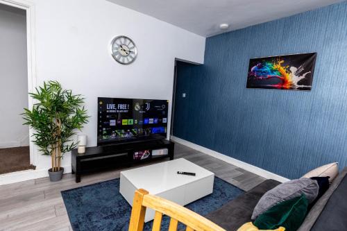 Wolverhampton Apartment | 4 Bedroom House in Wolverhampton Sleeps 8 Ideal for Contractors
