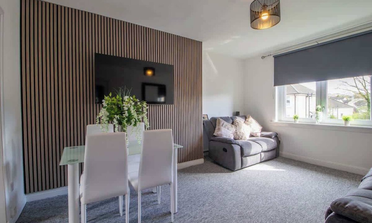 Chapelhall Apartment | 4 Bedrooms with driveway - Ideal for contractors