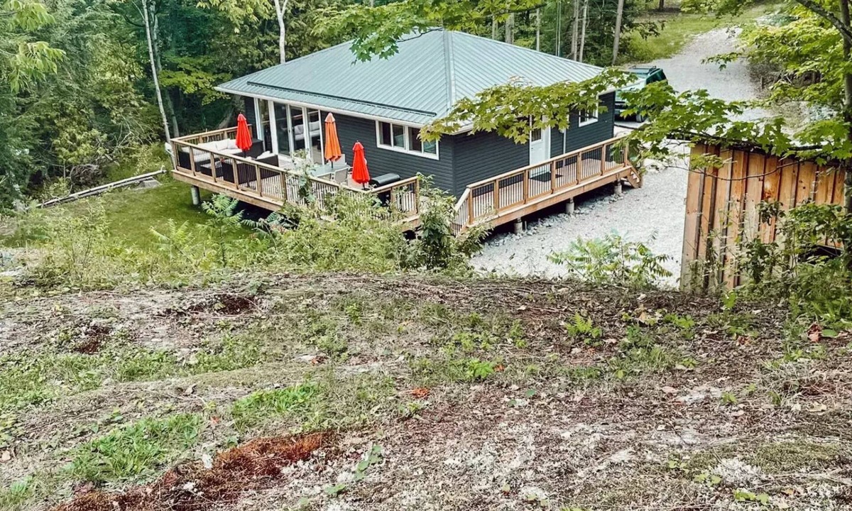 Lyndhurst Cottage | 4 seasons Lake house- ice fishing and snowmobile trails