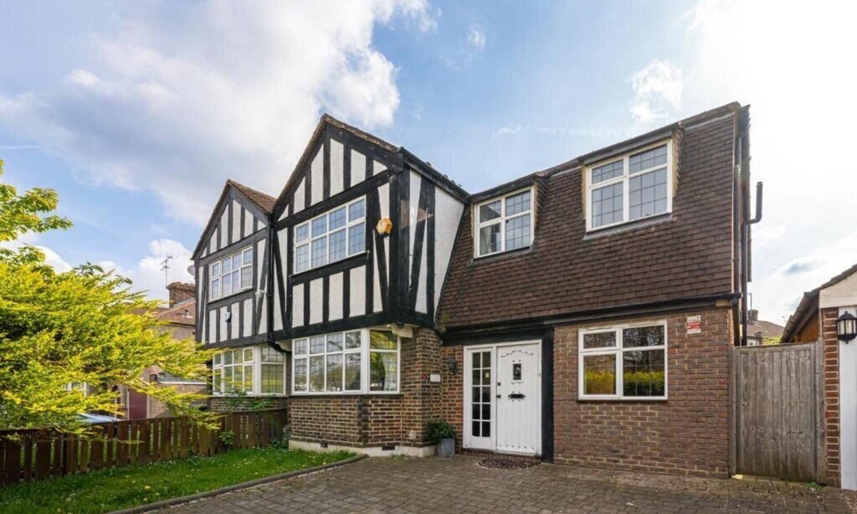 Oakleigh House | 5-Bed House - Sleeps 10 - Garden - Parking