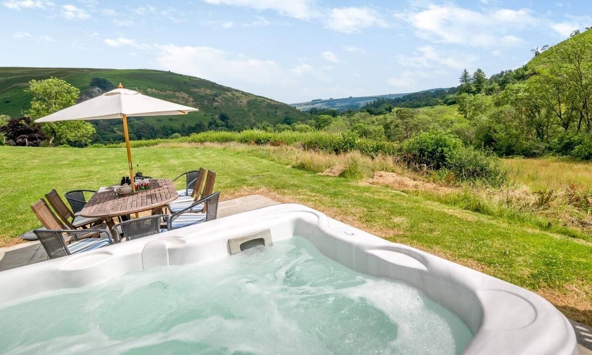 Llanwrtyd Wells Cottage | 5 Bed in Llanwrtyd Wells (oc-bn173)