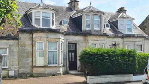 Ayr House | 5 Bedrooms Sleeps 10 Full Kitchen Parking