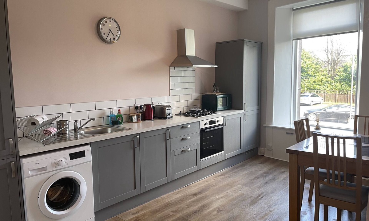 Alexandria Apartment | 5 minutes from Loch Lomond. 1 Bed Ground Floor Flat - Renovated in 2023.