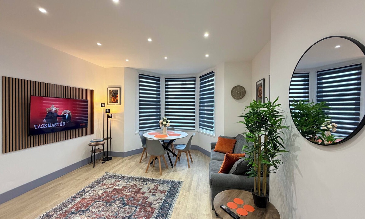 Cleethorpes Apartment | 5 Spacious 2-Bed Flat Sleeps 4 Secure Parking WiFi