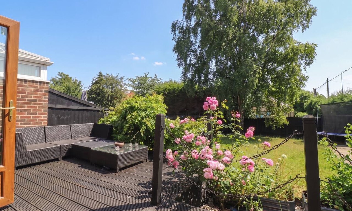 Skellow Cottage | 57 HOWDEN AVENUE, family friendly, with a garden in Skellow