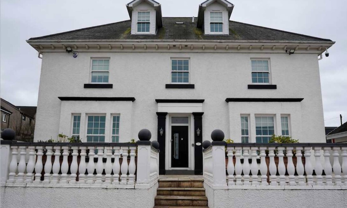 Chapelhall House | 6 Bedroom Family House Chapelhall near Glasgow