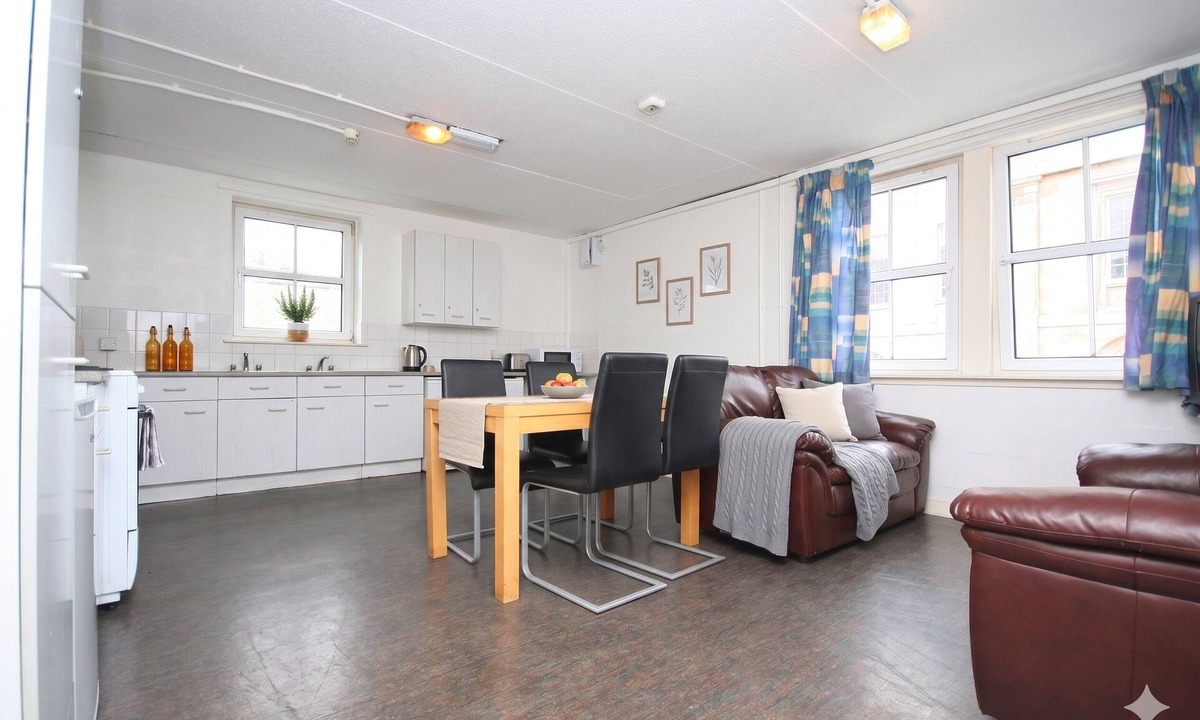 Greenock Apartment | 6 Bedroom Self Contained Hostel Unit