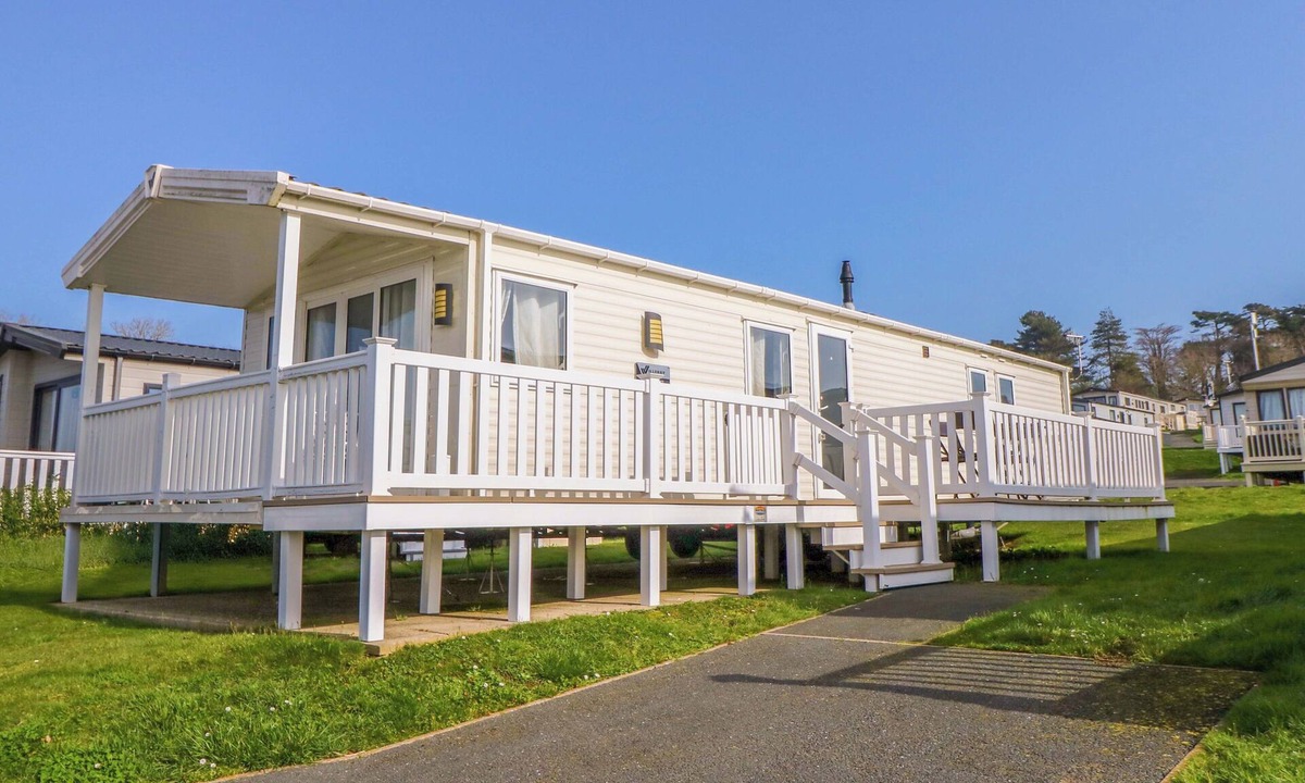 Bembridge Cottage | 63 CROSSWINDS, pet friendly, country holiday cottage in Bembridge