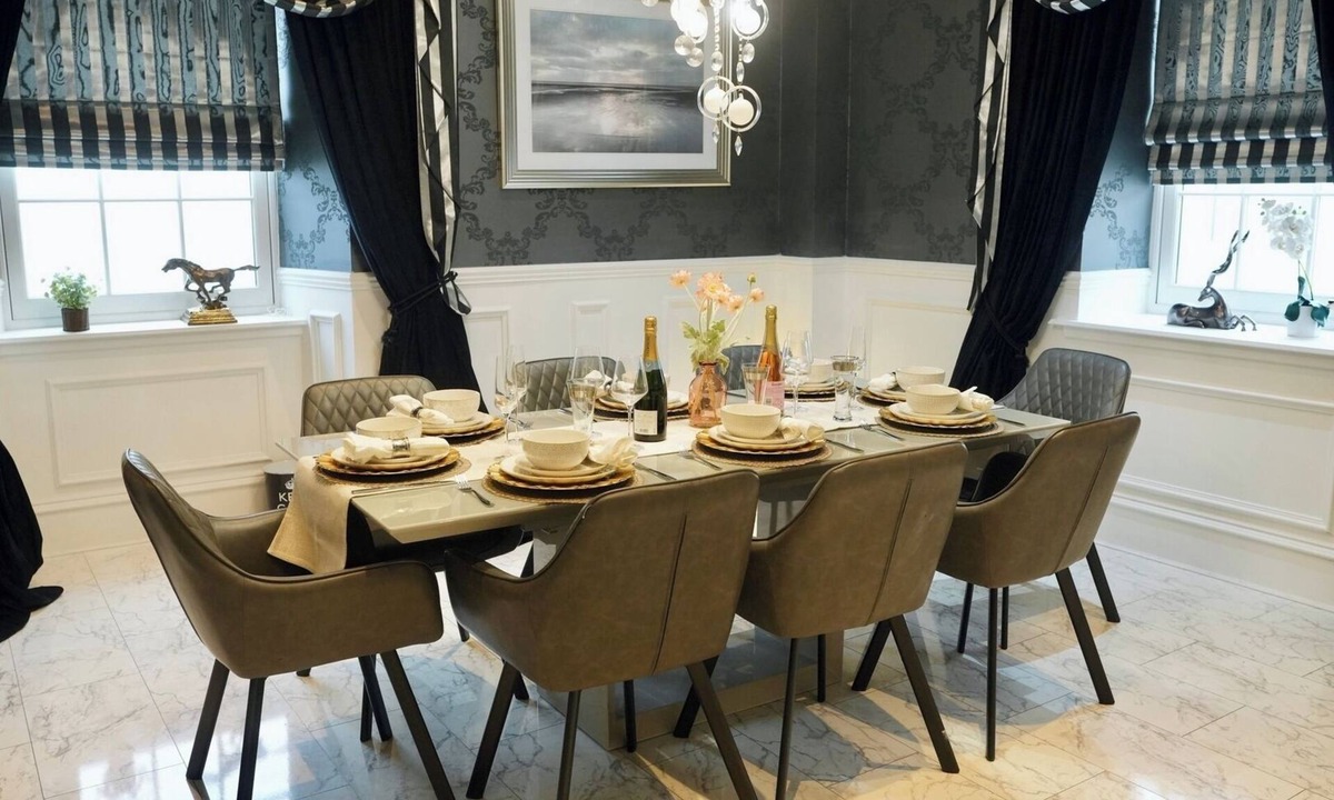 Chapelhall House | 6BR House with Butler, Sauna and Hot Tub in Glasgow