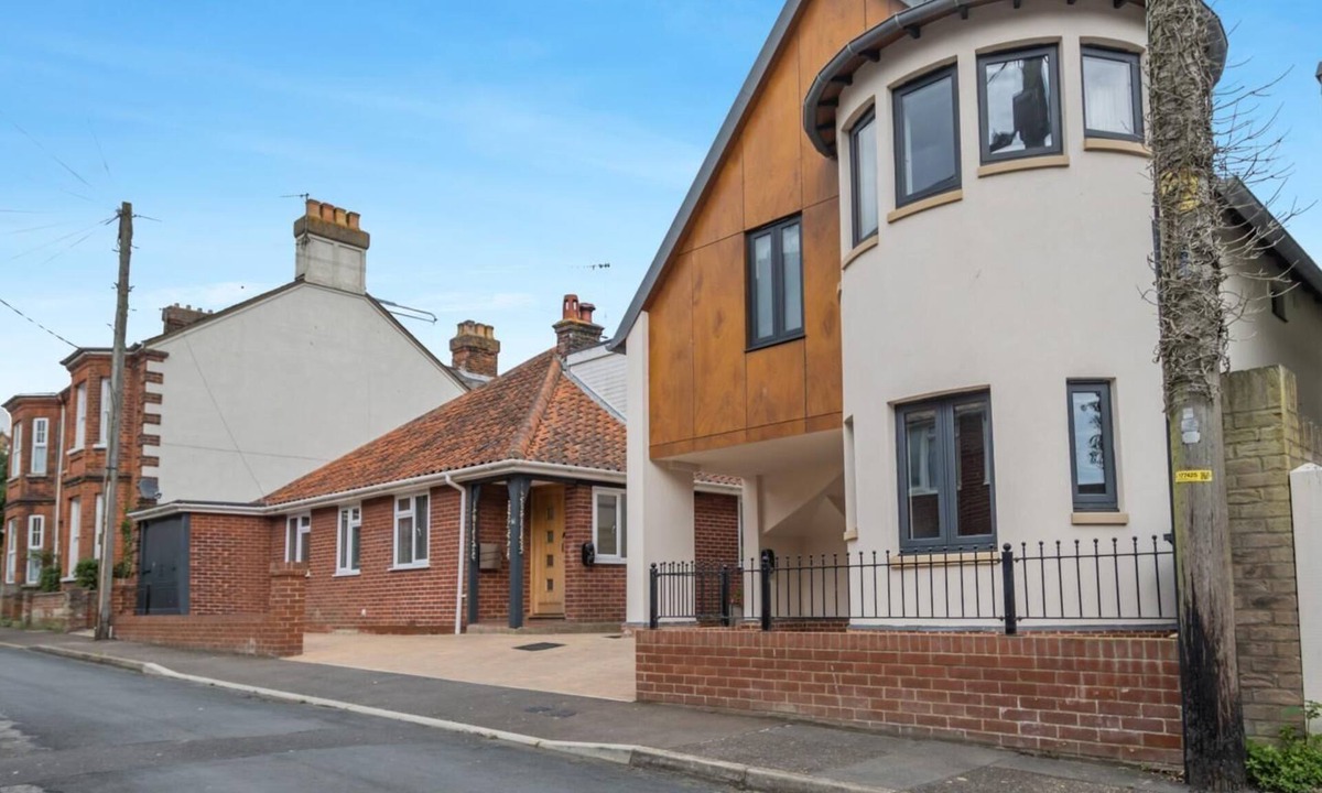 Aldeburgh Cottage | 7 Bed in Aldeburgh (oc-midba)