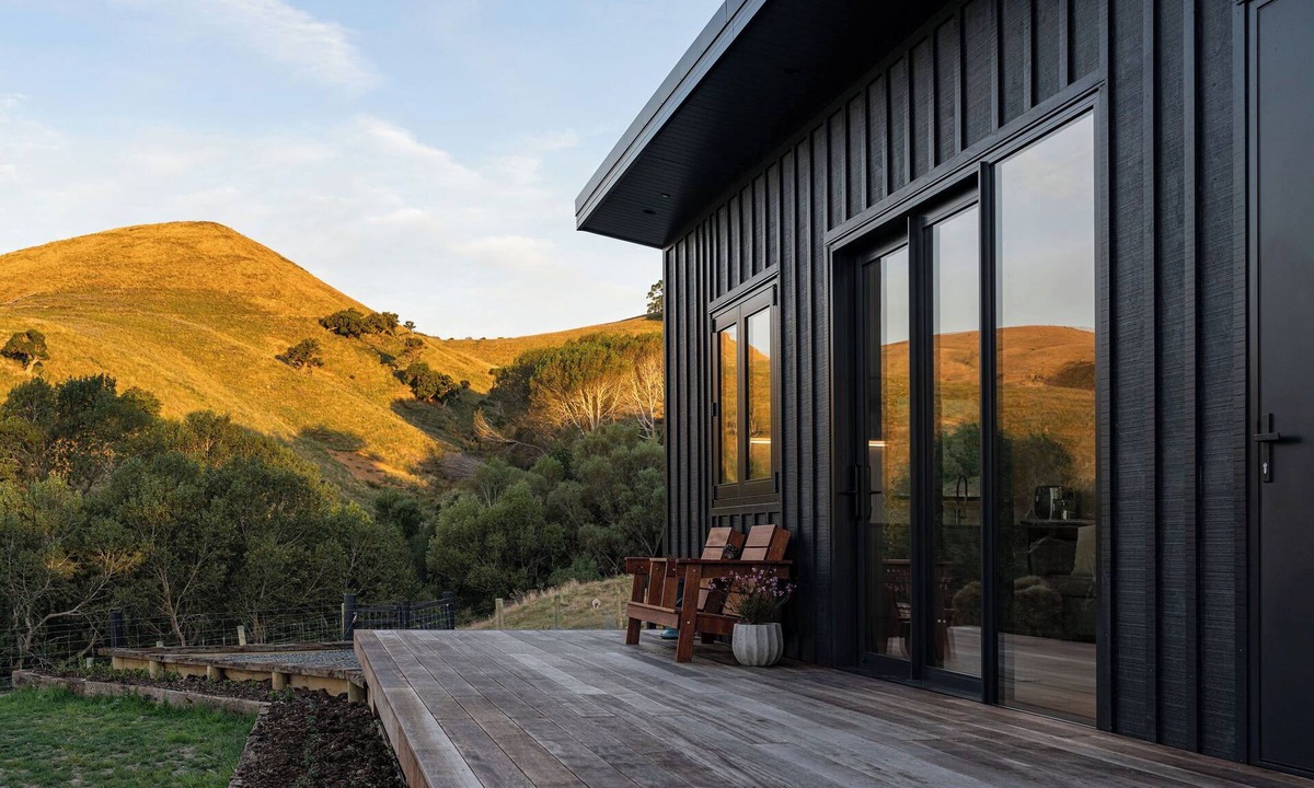 Dunedin Other | A cosy farm retreat with breathtaking views, close to wildlife attractions.