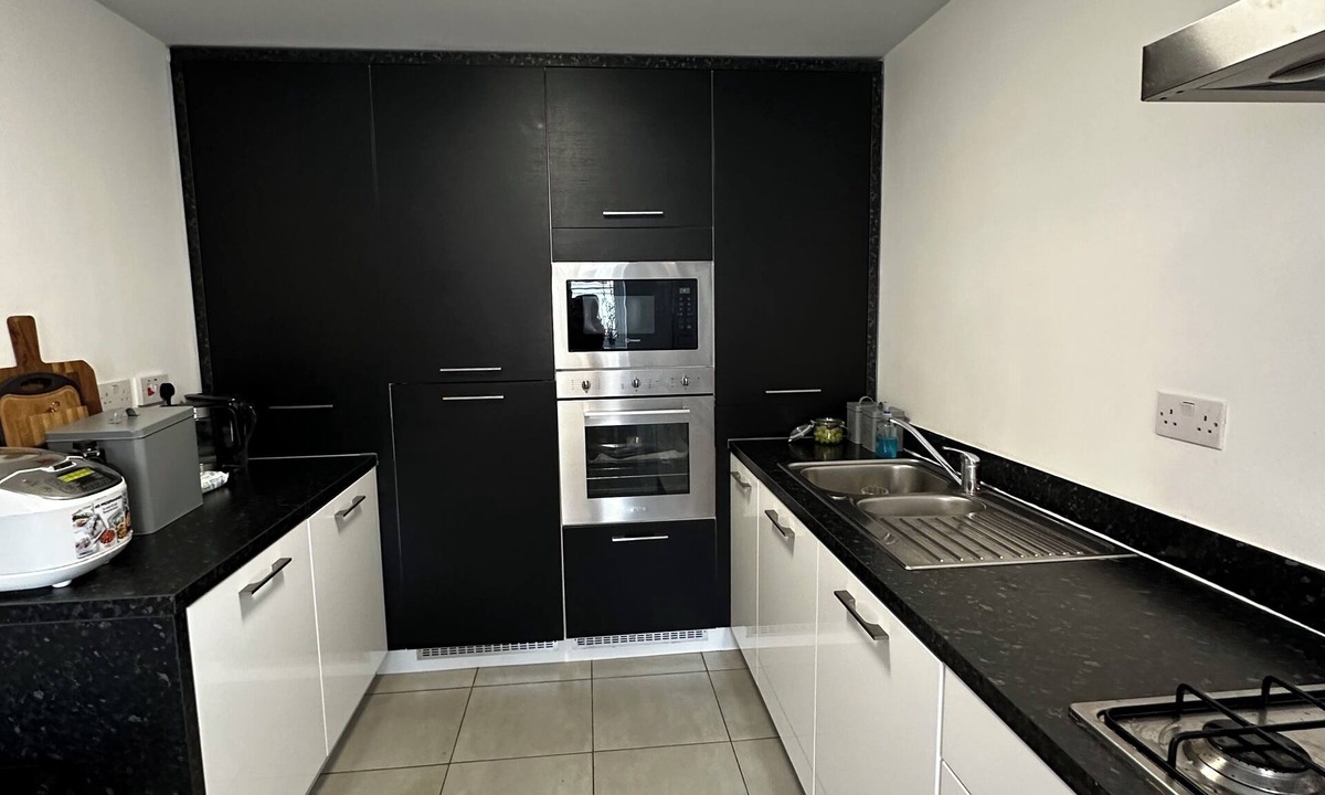 Loughton House | A cozy, spacious house with 2 bedrooms, 2 beds, 2 bathrooms