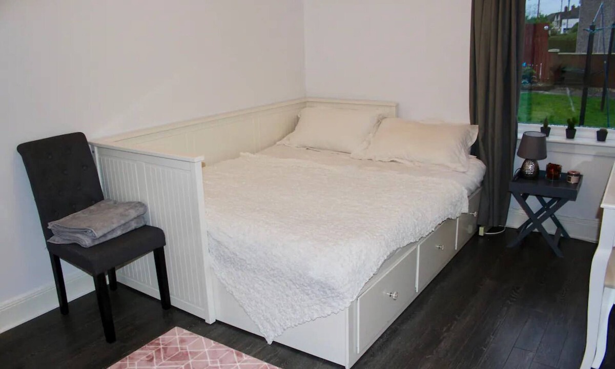 Cardonald Apartment | Amazing 2-Bed Home w/Private Garden Free Parking